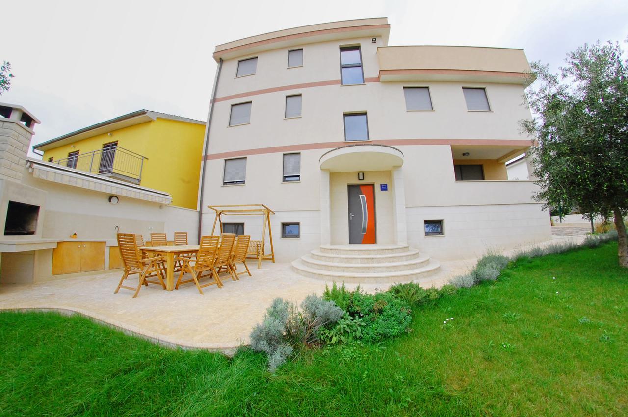 Nelkas Apartments Pula Exterior foto